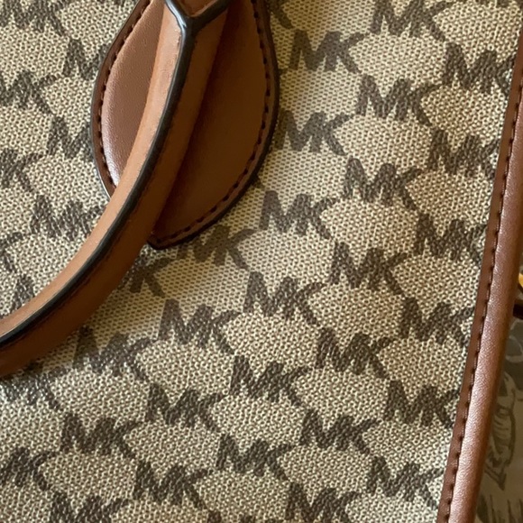 MK purse. - Picture 2 of 4